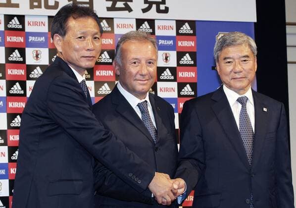 ALBERTO ZACCHERONI (C), JFA technical director HIROMI HARA (L) Vice Chairman of the Japan Football Association (JFA) KUNIYA DAINI (R) attend a press conference announcing of his appointment as Japan s national football coach in Tokyo, Japan. Zaccheroni is to coach the national team to prepare for the next World Cup. ( - ZUMAjn1