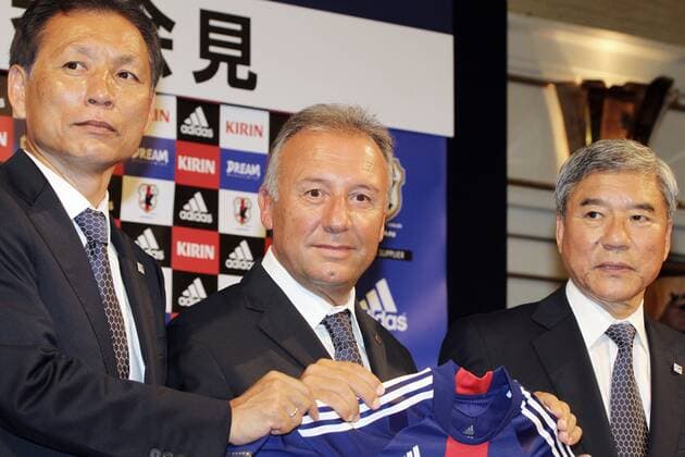 ALBERTO ZACCHERONI (C), JFA technical director HIROMI HARA (L) Vice Chairman of the Japan Football Association (JFA) KUNIYA DAINI (R) attend a press conference announcing of his appointment as Japan s national football coach in Tokyo, Japan. Zaccheroni is to coach the national team to prepare for the next World Cup. ( - ZUMAjn1