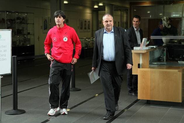 Bundestrainer Joachim Löw (L) kommt mit DFB Mediendirektor Harald Stenger (GER) zur Pressekonferenz o0 Funktionär Nationaltrainer, Trainer