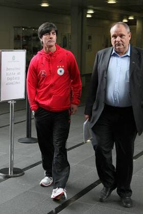 Bundestrainer Joachim Löw (L) kommt mit DFB Mediendirektor Harald Stenger (GER) zur Pressekonferenz o0 Funktionär Nationaltrainer, Trainer