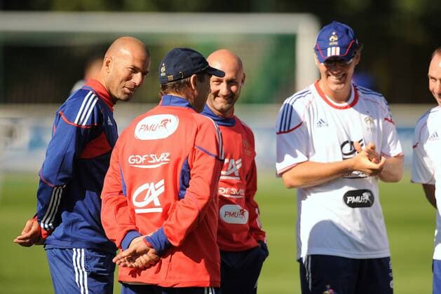 Training Nationalteam Frankreich - Clairefontaine - 01 09 2010 - Zinedine ZIDANE li. - Fabien BARTHEZ 2.re. - Nationaltrainer Laurent BLANC - xAnthonyBibardxFEPx  o0 Trainer