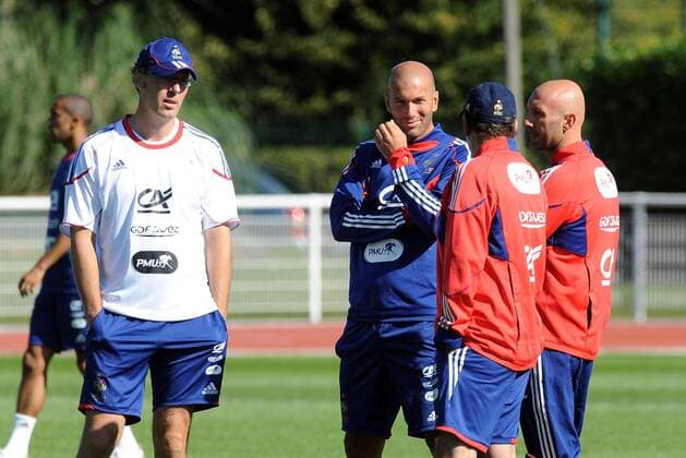 Training Nationalteam Frankreich - Clairefontaine - 01 09 2010 - Zinedine ZIDANE Mitte - Nationaltrainer Laurent BLANC li. - Fabien BARTHEZ - xAnthonyBibardxFEPx  o0 Trainer