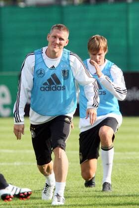 Bastian Schweinsteiger (li.) und Holger Badstuber (beide Deutschland)
