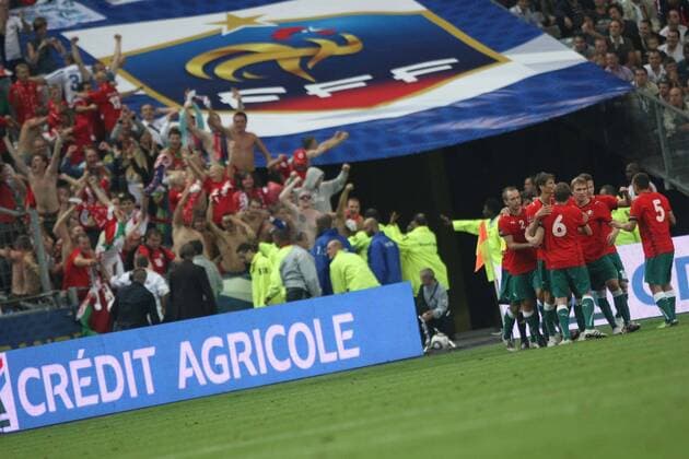 EM Qualifikation - Frankreich (blau) - Weißrussland (rot) - Torjubel Weißrussland vor den mitgereisten Fans - BenoitLedoyen -  o0 Jubel, Freude, Totale, Zuschauer, Logo, Emblem, FFF