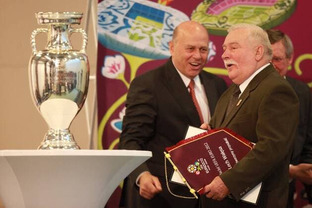 04.09.2010 LODZ - HOTEL ANDELS (LODZ, HOTEL ANDELS) - UEFA FRIENDS EURO 2012 - PZPN President GRZEGORZ LATO (L) and LECH WALESA (Poland) with Euro Trophy -  20100904CSLG0106