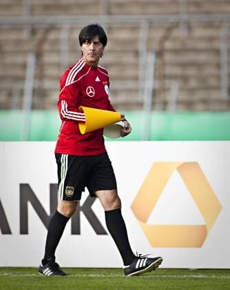Bundestrainer Joachim Löw (Deutschland) 05. September 2010 Training DFB Nationalmannschaft o0 Nationaltrainer, Trainer, Hütchen Equipment Objekte