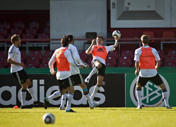 Toni Kroos (Deutschland, 2.v.re.) 05. September 2010 Training DFB Nationalmannschaft