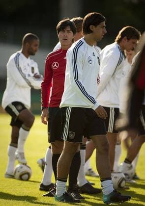 Bundestrainer Joachim Löw (Deutschland, li.) und Sami Khedira (Deutschland) o0 Nationaltrainer, Trainer