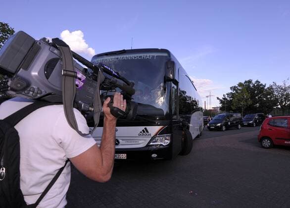 05.09.2010, Fussball DFB Training in Köln im Südstadion, Der Mannschaftsbus der deutschen Nationalmannschaft fährt ein. o0 Bus, Mannschaftsbus, Mannschaftsbusse, Spielerbus, Spielerbusse, Fahrzeug Objekte