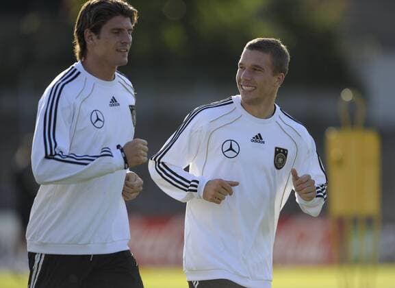05.09.2010, Fussball DFB Training Deutschland in Köln im Südstadion, v.li: Mario Gomez (Deutschland) und Lukas Podolski (Deutschland).