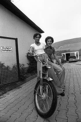 Klaus Toppmöller (Deutschland 1. FC Kaiserslautern) mit Freundin Roswitha auf einem Hercules Mofa 1. BL 1976 1977, Lautern, Fotoshooting, Homestory, Spielerfrau, Familie