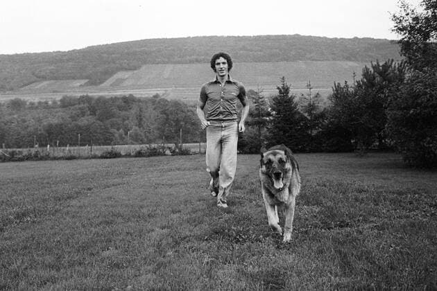 Klaus Toppmöller (Deutschland 1. FC Kaiserslautern) mit Schäferhund auf heimischen Wiesen 1. BL 1976 1977, Lautern, Fotoshooting, Homestory, Hund, Haustier