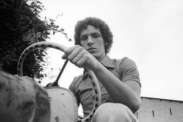 Klaus Toppmöller (Deutschland 1. FC Kaiserslautern) auf seinem Hanomag Traktor 1. BL 1976 1977, Lautern, Fotoshooting, Homestory, Trecker, Landmaschine, Landwirtschaft