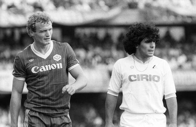 Hans Peter Briegel (Hellas Verona, li.) gegen Diego Armando Maradona (Neapel)