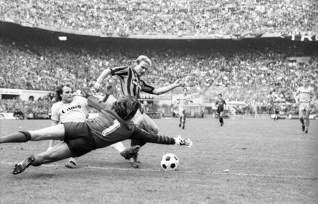 Karl Heinz Rummenigge (Inter Mailand, re.) gegen Torwart Claudio Garella (Hellas Verona)