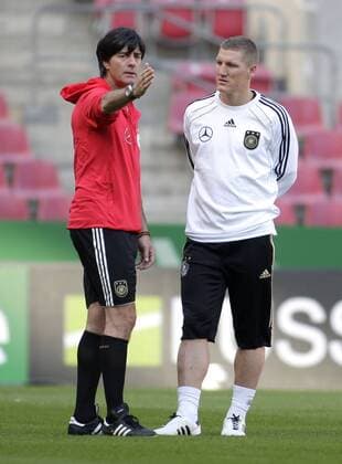 Koeln, 06.09.2010 - Training Nationalmannschaft, Bundestrainer Joachim Loew l. und Bastian Schweinsteiger. o0 Nationaltrainer, Trainer