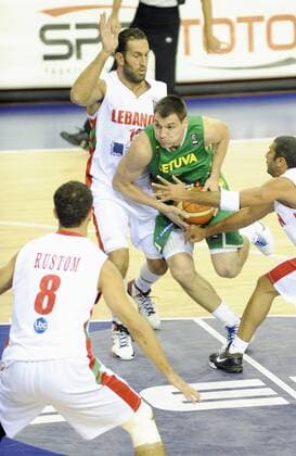 Jonas Maciulus (Mitte) und Fadi El Khatib (li.) - Libanon (weiß) - Litauen (grün) 