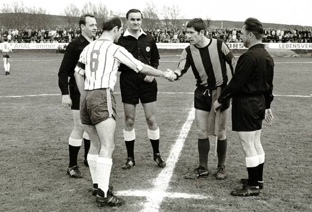 SC Göttingen 05 gegen VfL Wolfsburg 2-1 am 19. 04. 1970 mit Schiedsrichter Volker Roth (Mitte), Dieter Thun (Wolfsburg, li.) und Kurt Krauss (Göttingen, re.) o0 Regionalliga Nord 1969 1970, Seitenwahl