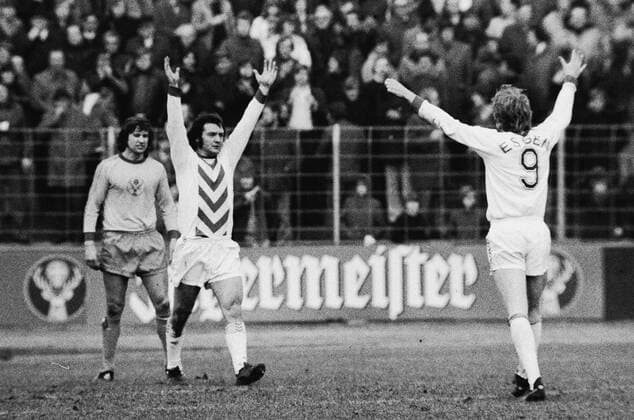 1. BL, Saison 1974 1975, Eintracht Braunschweig gegen Rot-Weiss Essen 4-2 am 22. 02. 1975. RWE Spieler Willi Lippens (Mitte) jubelt nach dem 1:2 mit Manfred Burgsmüller (RWE, re.) dahinter Franz Merkhoffer (Braunschweig, li.). o0 Jubel, Freude, Ente, Freud und Leid