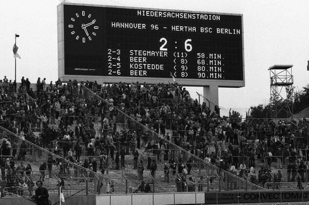1. BL Saison 1975 1976 Hannover 96 gegen Hertha BSC Berlin 2:6 am 04.10.1975. Endergebnis an der Anzeigetafel im Niedersachsenstadion. o0 Anzeigetafel, Anzeige, Tafel, Stadionanzeige, Objekte, Totale, 2:6, Fan, Zuschauer