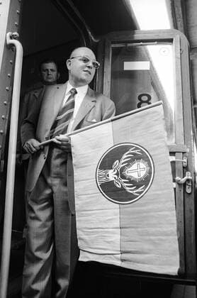 Günter Mast als Jägermeister Chef und Sponsor bei Eintracht Braunschweig - hier auf dem Braunschweiger Hauptbahnhof zum Aufstiegsspiel der Bundesliga in Nürnberg o0 Aufnahmedatum geschätzt, people, Wirtschaft, Saison 1973 1973, Aufstiegsrunde,