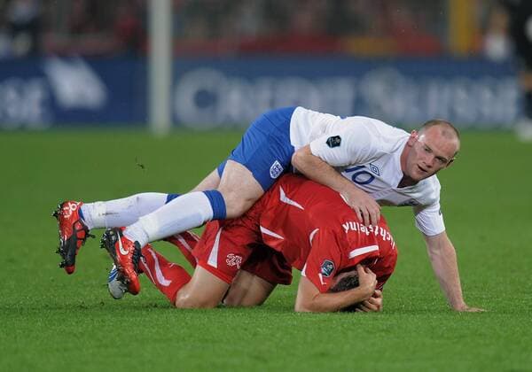 FUSSBALL INTERNATIONAL EM -Qualifikation Gruppe A 07.09.2010 Schweiz - England Wayne ROONEY (oben, England) gegen Stephan LICHTSTEINER (Schweiz)  o0 kurios