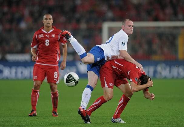 FUSSBALL INTERNATIONAL EM -Qualifikation Gruppe A 07.09.2010 Schweiz - England Wayne ROONEY (Mitte, England) gegen Stephan LICHTSTEINER (re, Schweiz) und Gokhan INLER (Schweiz) 