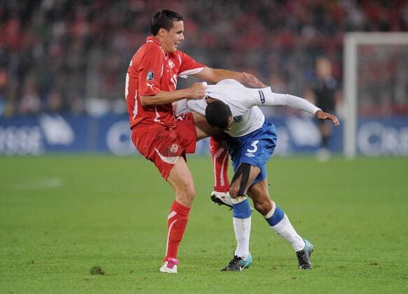 FUSSBALL INTERNATIONAL EM -Qualifikation Gruppe A 07.09.2010 Schweiz - England David DEGEN (li, Schweiz) gegen Ashley COLE (England) 