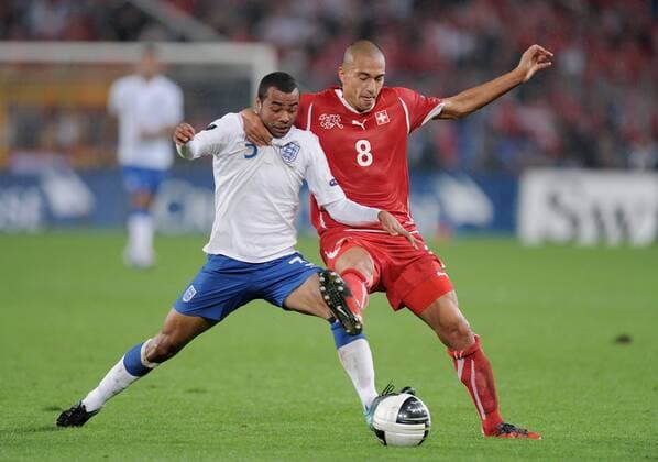 FUSSBALL INTERNATIONAL EM -Qualifikation Gruppe A 07.09.2010 Schweiz - England Gokhan INLER (re, Schweiz) gegen Ashley COLE (England) 
