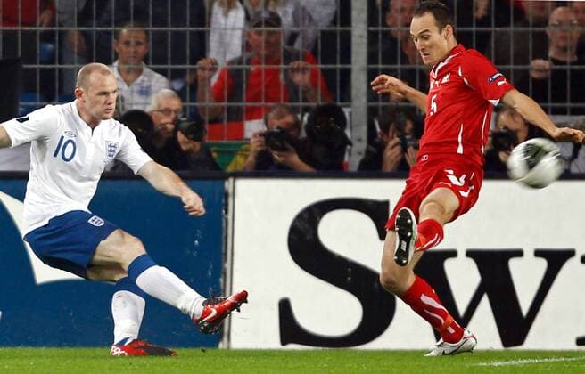 FUSSBALL - UEFA EURO , Quali, SUI vs ENG BASEL,SCHWEIZ,07.SEP.10 - FUSSBALL - UEFA Europameisterschaft , Qualifikation, Laenderspiel, Schweiz (rot) vs England (weiß). Bild zeigt Wayne Rooney (England) und Steve von Bergen (SUI). 