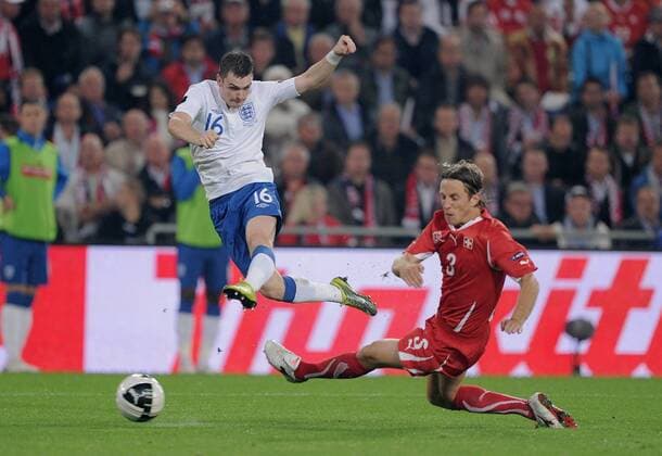 FUSSBALL INTERNATIONAL Euro Qualifikation: Gruppe G 07.09.2010 Schweiz - England: Reto ZIEGLER (re, Schweiz) gegen Torschütze zum 0-2 Adam JOHNSON (England) 