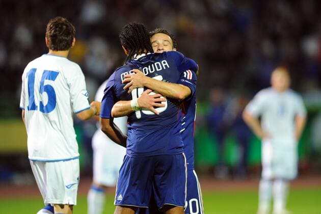 Bosnien und Herzegowina (weiß) vs. Frankreich (blau): - Mathieu VALBUENA (R) und Florent MALOUDA - BibardFEP- 