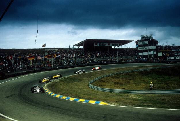 GP der Niederlande 1983 in Zandvoort: Nelson Piquet (Brasilien Brabham BMW) vor Eddie Cheever (USA Renault), Alain Prost (Frankreich McLaren Honda), Riccardo Patrese (Italien Brabham BMW), Andrea de Cesaris (Italien Alfa Romeo) und Elio de Angelis (Italien Lotus Renault)  o0 Sportstätte Totale Rennstrecke Rennkurs Strecke Kurs Circuit Kurve Aktion