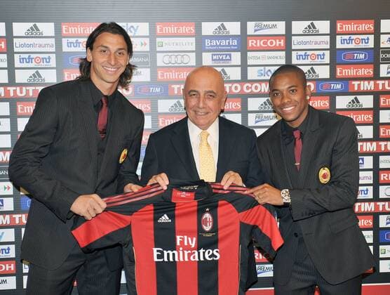 Vizepräsident ADRIANO GALLIANI stellt die Neuzugänge ZLATAN IBRAHIMOVIC (li.) und ROBINHO (alle AC Mailand) vor o0 Trikot Objekte Funktionär