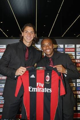 ZLATAN IBRAHIMOVIC (AC Mailand, li.) und ROBINHO (AC Mailand) - die beiden Neuzugänge bei ihrer Vorstellung o0 Trikot Objekte