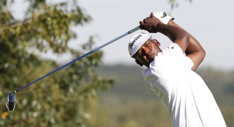 9 September 2010: PGA golfer Vijay Singh (Fiji) tees off on the 17th hole during the 1st round of the BMW Classic, the third leg of the Fed-ex Cup, on the Dubsdread Course at the Cog Hill Golf and Country Club in Lemont, Illinois. Icon518090920100371 EDITORIAL USE ONLY