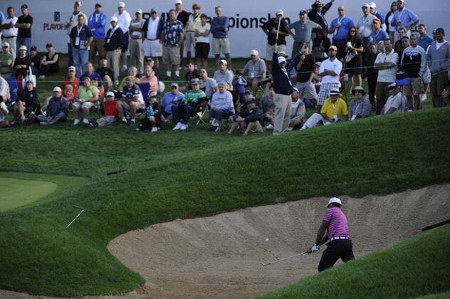 09 September 2010: Tiger Woods (USA) hitting out of a sand trap onto the 18th green while golfing in round one, of the third leg of the FedEx Cup, during the BMW Championship on Dubsdread, at Cog Hill Golf & Country Club, Lemont, Il Icon4840909201053241 o0 Sand Sandbunker Bunkerspiel Versenkung Zuschauer Fans EDITORIAL USE ONLY