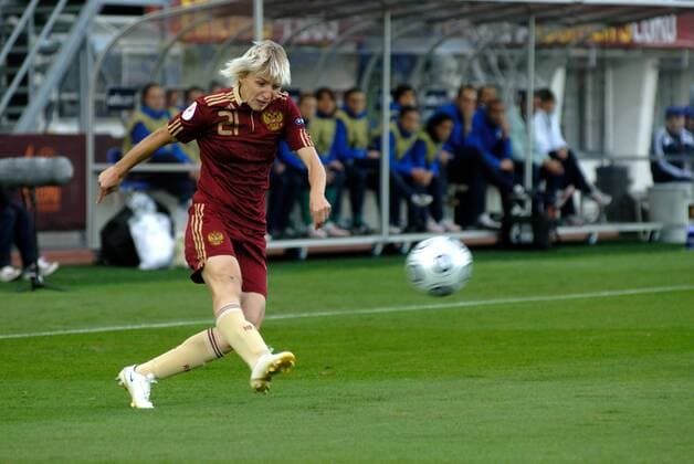Football - UEFA Womens European Cup for Nations 2009 - Russia vs Italy. 21- Elena Morozova on the ball for Russia. 