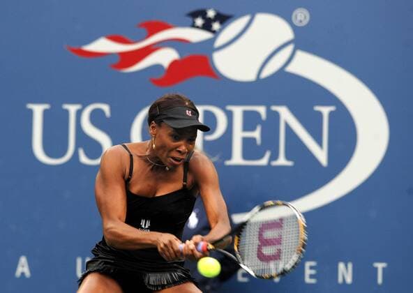 Venus Williams of the USA returns the ball during the women s singles semifinal at the U.S. Open tennis tournament in New York, the United States, Sept. 10, 2010. Venus Williams lost 1-2 (6-4, 6-7, 4-6).  o0 Schriftzug