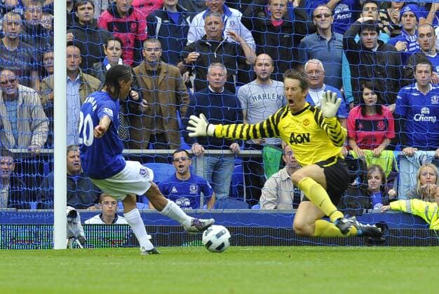 Steven Pienaar of FC Everton scores the first goal past keeper Edwin van der Sar of Manchester United - Barclays Premier League, FC Everton vs. Manchester United 11th September, 2010 EDITORIAL USE ONLY. No use with unauthorised audio, video, data, fixture lists, club league logos or live services. Online in-match use limited to 120 images, no video emulation. No use in betting, games or single club league player publications. o0 Liverpool Manu Tor