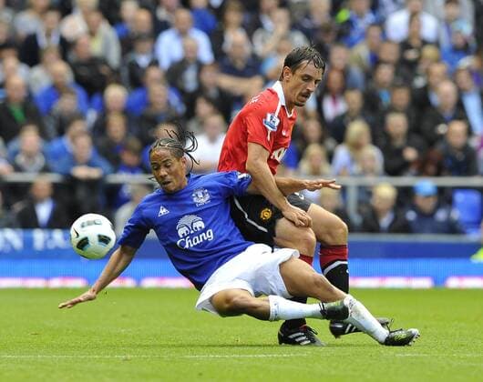 Gary Neville (R) of Manchester United tackles Steven Pienaar of FC Everton - Barclays Premier League, FC Everton vs. Manchester United 11th September, 2010 EDITORIAL USE ONLY. No use with unauthorised audio, video, data, fixture lists, club league logos or live services. Online in-match use limited to 120 images, no video emulation. No use in betting, games or single club league player publications. o0 Liverpool Manu