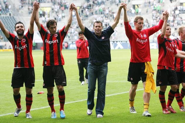Borussia Mönchengladbach - Eintracht Frankfurt: Jubel bei der Eintracht - Trainer Michael Skibbe (Mitte) o0 Freude