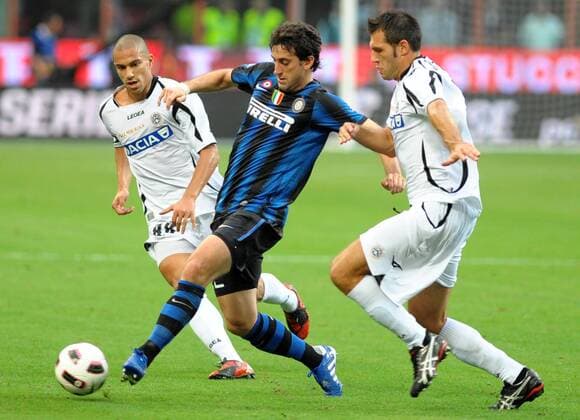 Gökhan Inler (li.) Diego MILITO Inter Maurizio Domizzi (re.) Inter Mailand (blau) vs. Udinese Calcio (weiß) 2:1 massimoxoliva