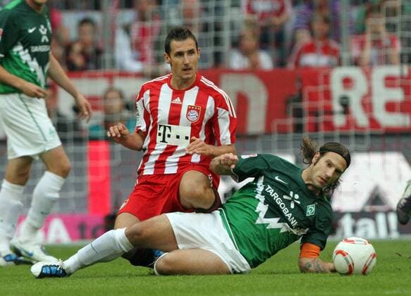 Fussball, Bundesliga, 3. Spieltag, FC Bayern München - SV Werder Bremen v.l. Miroslav Klose, FC Bayern , Torsten Frings, Bremen,