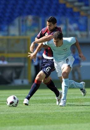 Angel BRITOS (Bologna, li.) gegen HERNANES (Lazio). Lazio Rom vs Bologna FC, Serie A, Stadio Olimpico, Roma, 12 09 2010 - ANDREAXSTACCIOLI