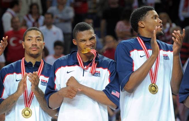 12.09.2010, Istanbul - FIBA World Championship 2010 - USA ist Weltmeister 2010 --- L-R: Derrick Rose, Russell Westbrook und Rudy Gay o0 Objekte Medaille Gold Jubel Freude