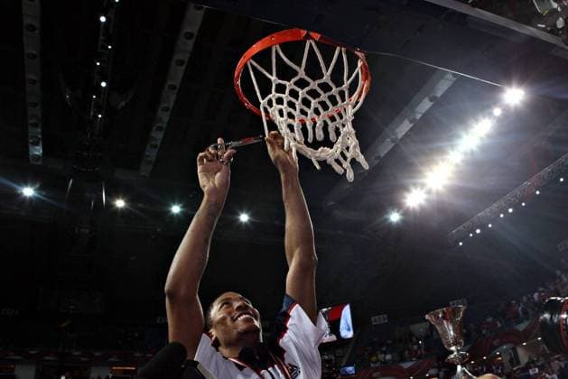 Derrick Rose of the USA cuts a piece of net after the final of 2010 FIBA Basketball World Championship in Istanbul, Turkey, Sept. 12, 2010. The United States claimed the title by defeating Turkey in the final with 81-64.  o0 Jubel Freude Sieg Weltmeister Nationaltrainer Ritual Netz