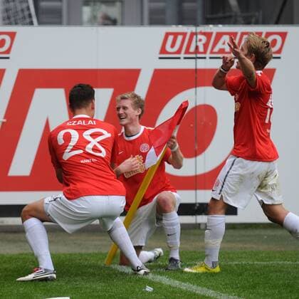 12.09.2010, 1. Bundesliga, 3. Spieltag,FSV Mainz 05 vs 1. FC Kaiserslautern, Torjubel, Torschütze Andre Schürrle (Mainz, Mitte) jubelt über seinen Treffer und biegt gemeinsam mit Adam Szalai (Mainz) die Eckfahne um o0 Jubel, Freude,