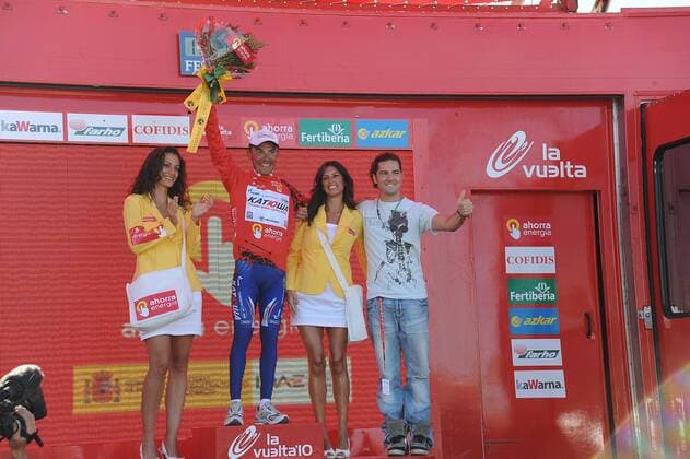 Vuelta a Espana 2010, 16. Etappe, Gijon - Cotobello: Joaquin Rodriguez Oliver (Katusha) im roten Trikot des Gesamtführenden, re. Sänger David Bisbal (Spanien)  o0 Hostess, Hostessen, Frau, girl people Musik