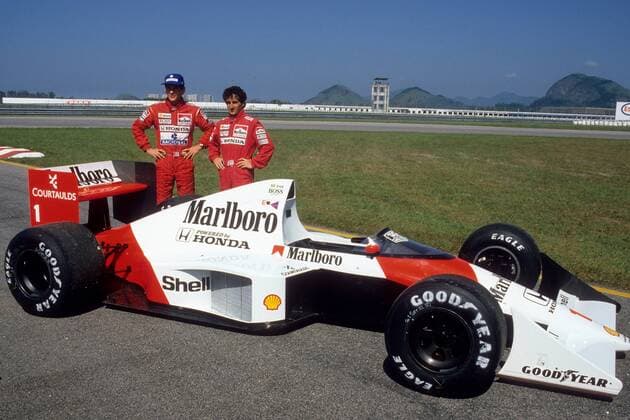 Saisonvorstellung 1989 in Rio: Ayrton Senna (Brasilien McLaren Honda, li.) und Alain Prost (Frankreich McLaren Honda) hinter ihren Boliden  o0 Vorstellung